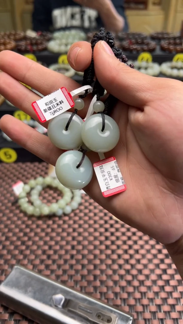 【闪购商品】和田玉吊坠(赠链)未镶嵌且末料青白玉平安扣发其一