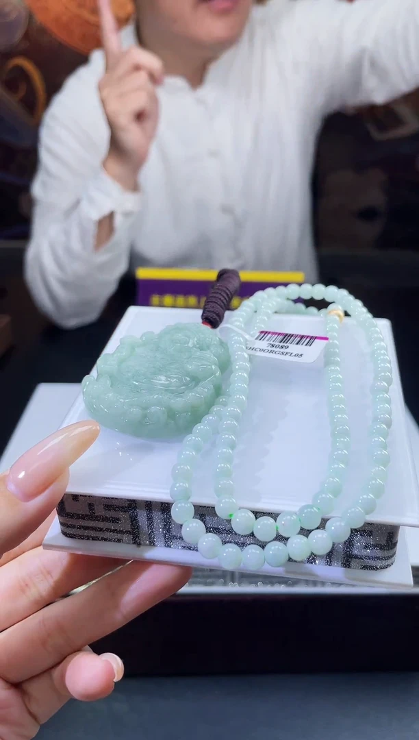 翡翠未镶嵌颈饰多样性发其一