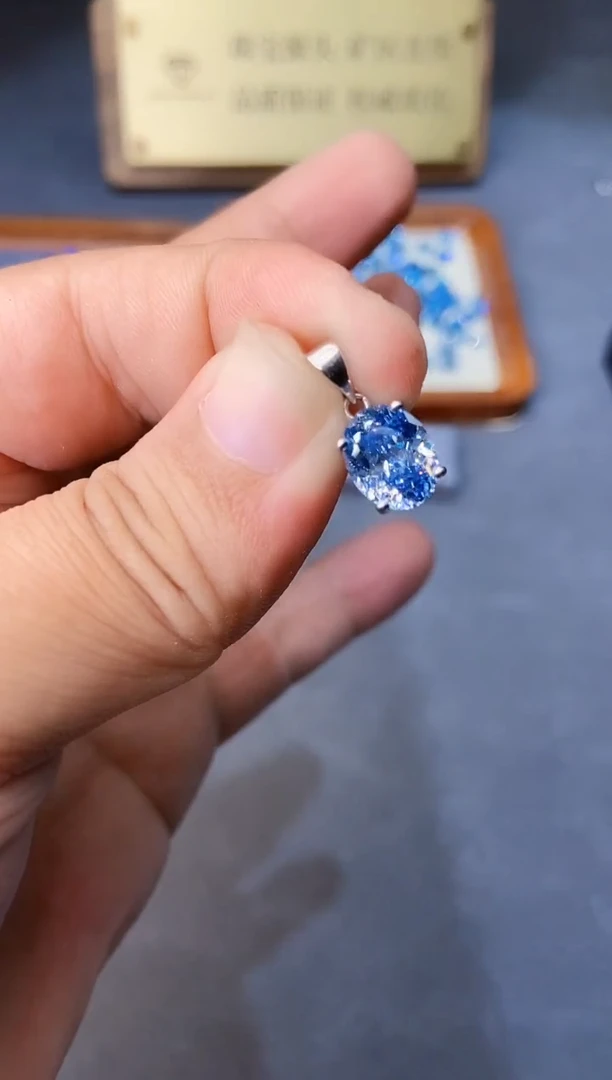 银S925镶嵌颈饰海蓝宝石..