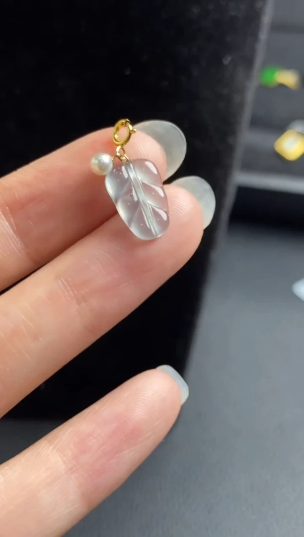 翡翠18K金镶嵌颈饰吊坠