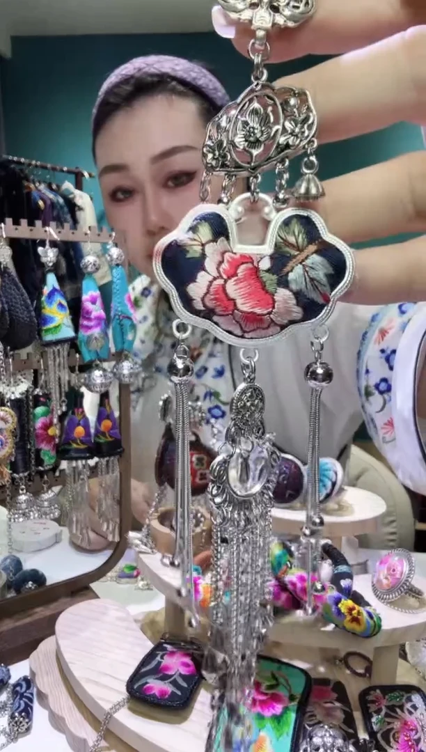 刺绣纯手工苗绣非遗压襟