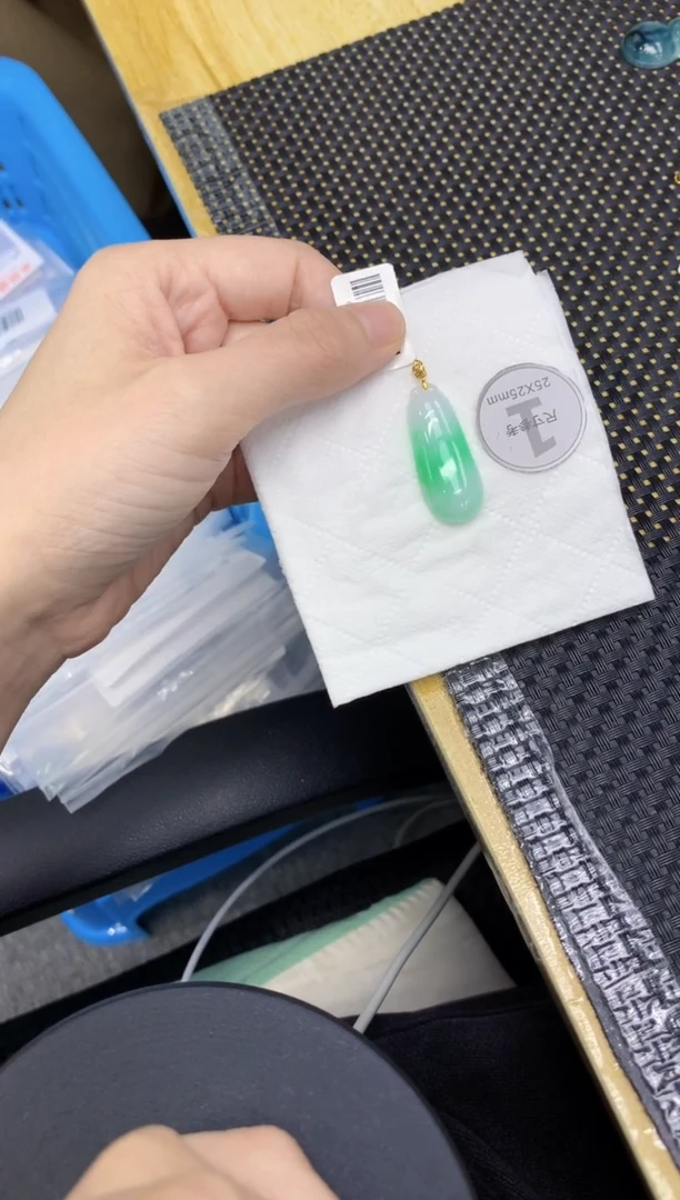 颈饰18K金镶嵌翡翠111111111