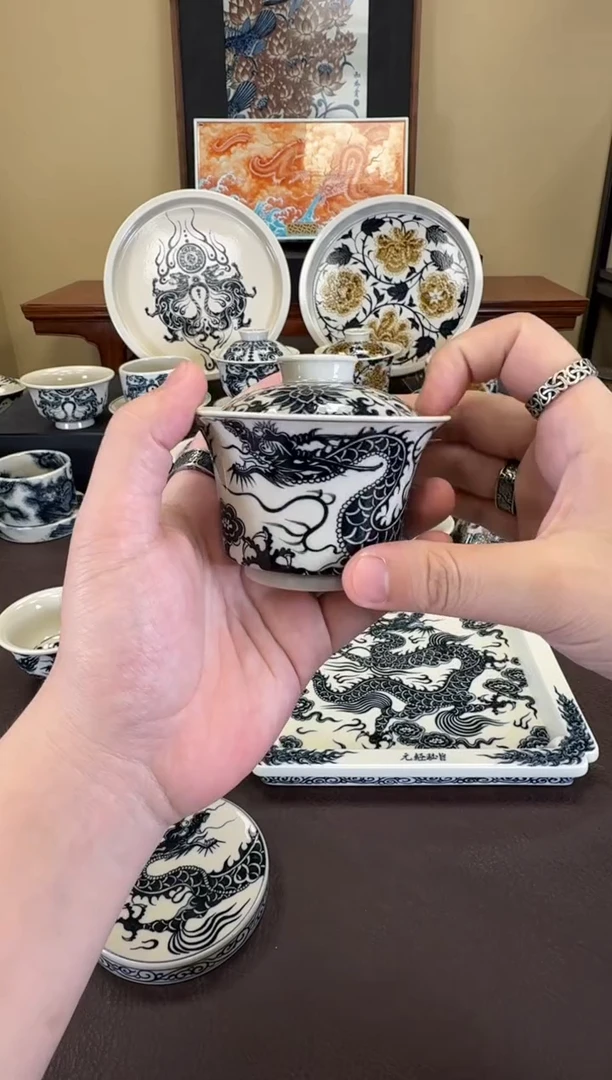 二号釉1351龙纹马蹄盖碗