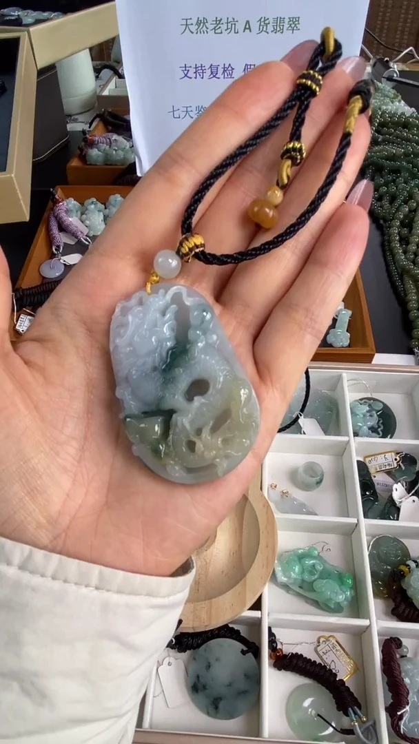 翡翠未镶嵌颈饰龙