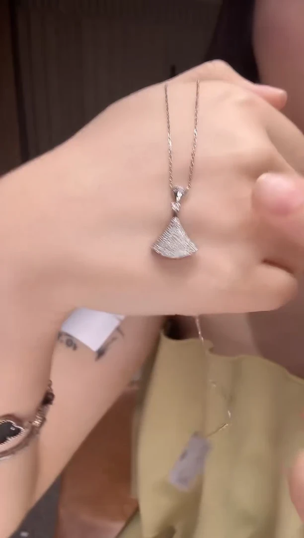 铂Pt950镶嵌项链钻石裙子