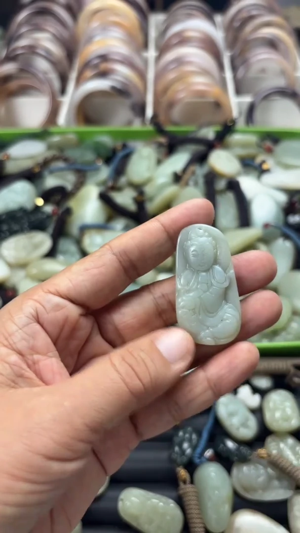 颈饰未镶嵌和田玉（多样性发一件）没有证书有瑕