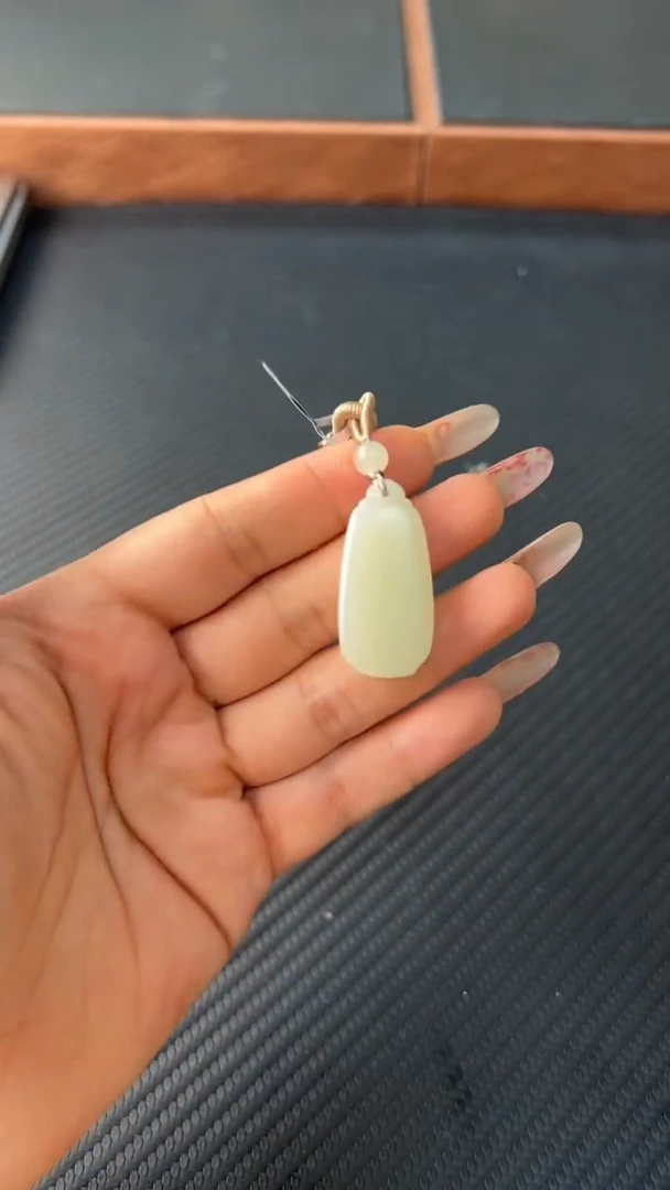 和田玉未镶嵌吊坠(赠链)且末微色差迪克兰一细