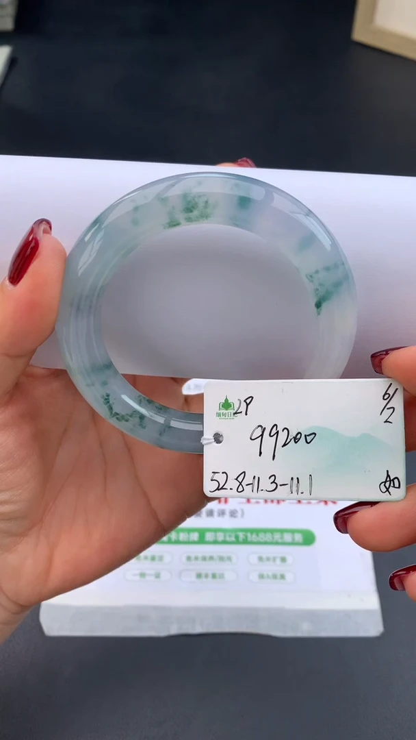 【闪购商品】翡翠手镯未镶嵌 #情人节#送礼，下单联系客服核对地址~