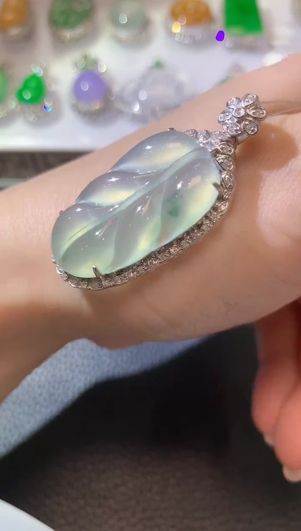 【闪购商品】翡翠吊坠(不含链)18K金镶嵌A93