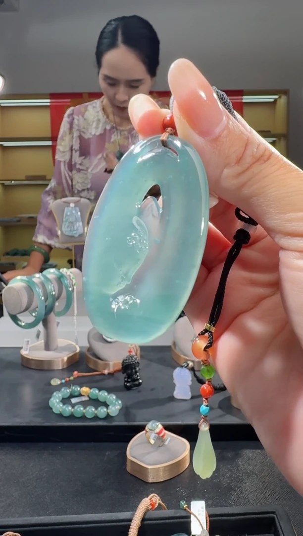 翡翠未镶嵌吊坠(不含链)佛观天下