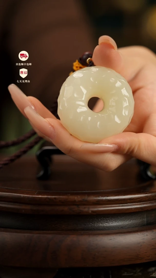 云南石竹叶青雕刻：千锤百炼平安扣手把件