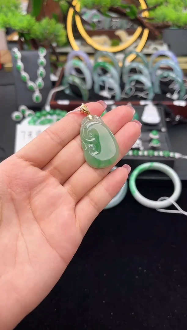 颈饰18K金镶嵌翡翠吊坠