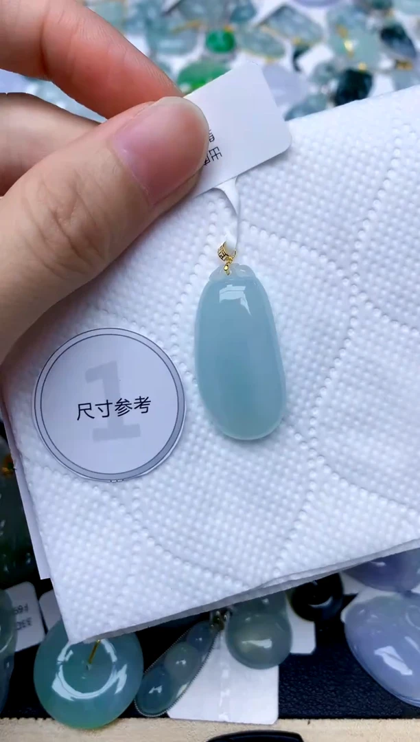 颈饰18K金镶嵌翡翠天然A货翡翠