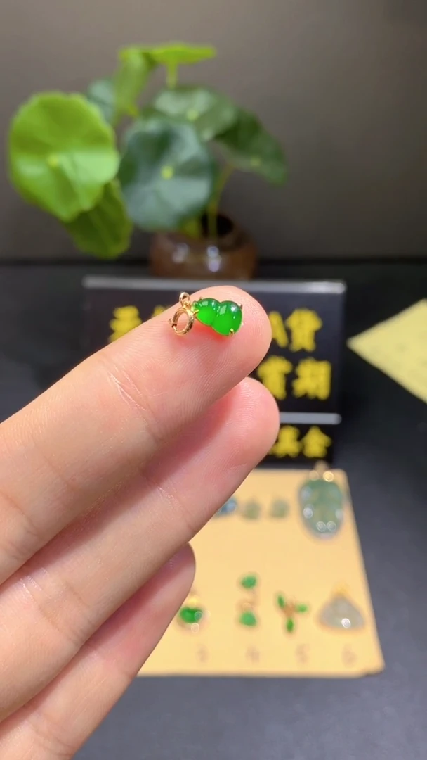 颈饰18K金镶嵌翡翠翡翠A货