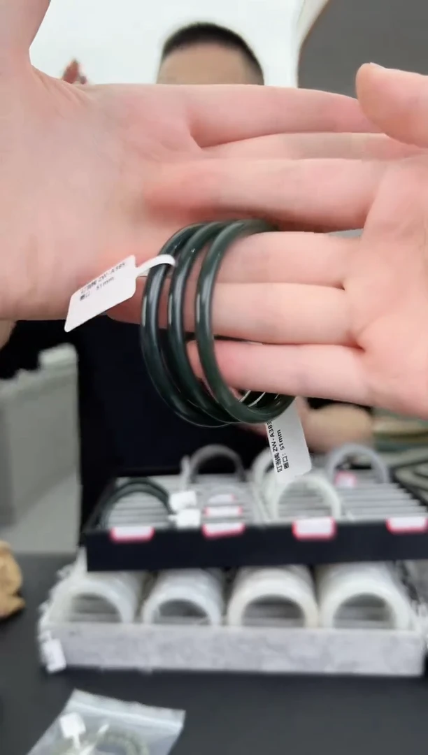 和田玉未镶嵌颈饰05-和田玉手镯 多样性发三条