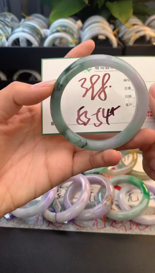 未镶嵌定制翡翠上**鱼毛货需精细抛光+多人