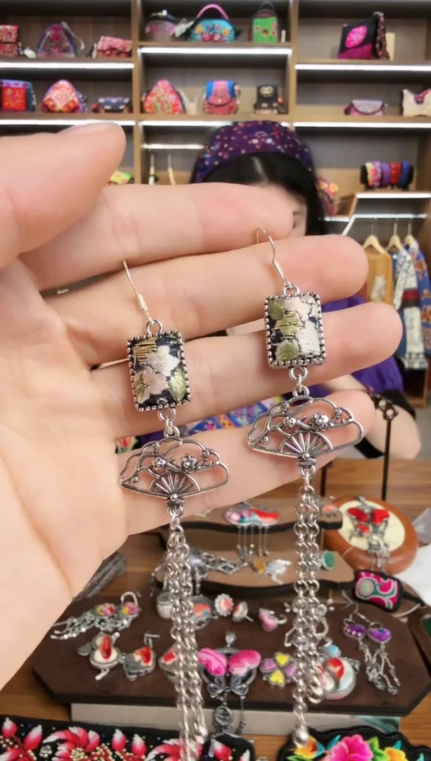 【闪购商品】织绣170蒙阿苏苗绣传承