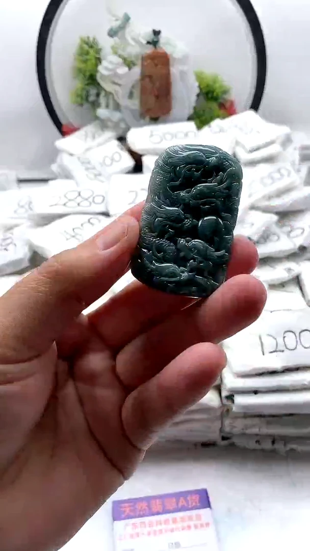 翡翠未镶嵌颈饰九龙【品质一般介意慎拍】