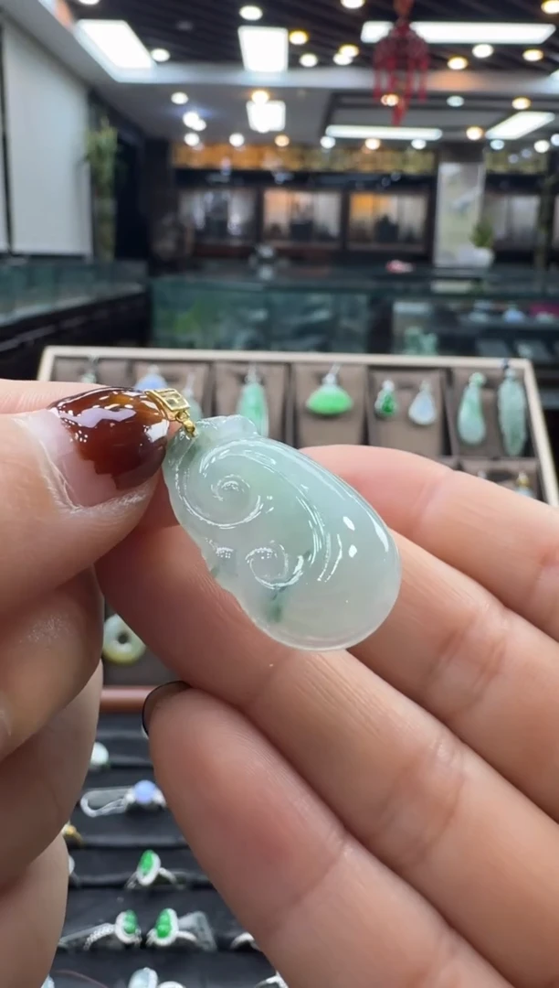 颈饰18K金镶嵌翡翠如意