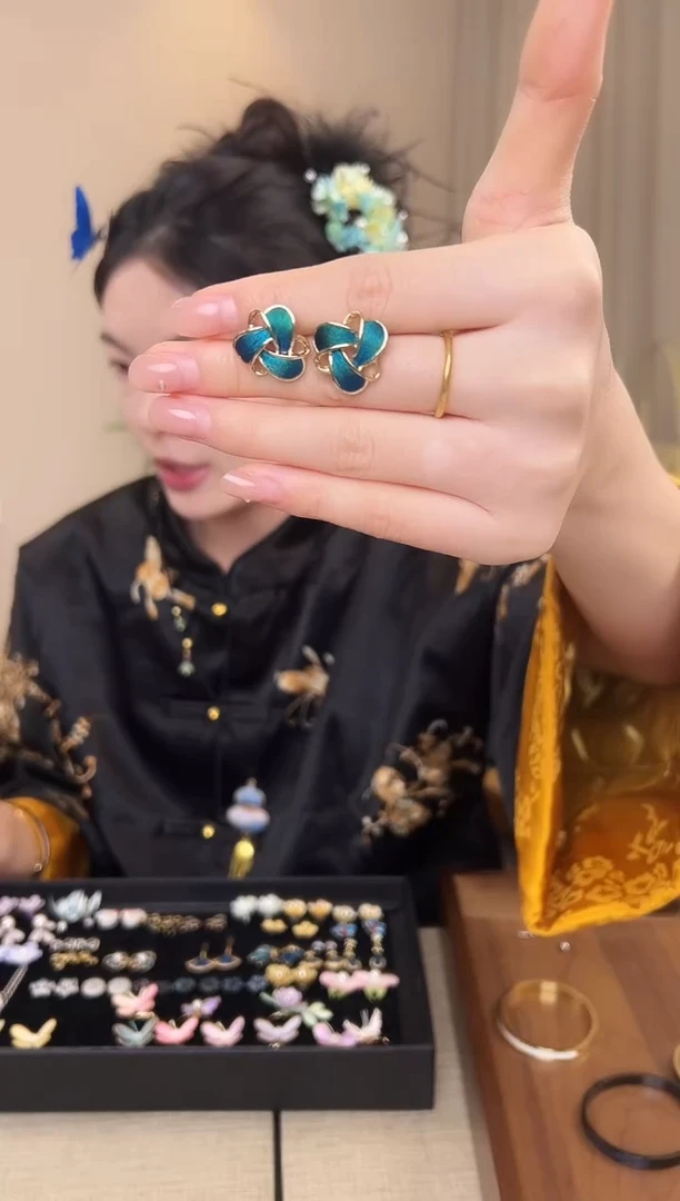 刺绣ᨳ****๛扭结款仿点翠耳钉