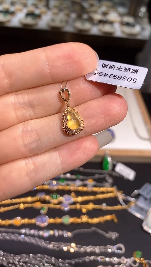 翡翠18K金镶嵌颈饰吊坠