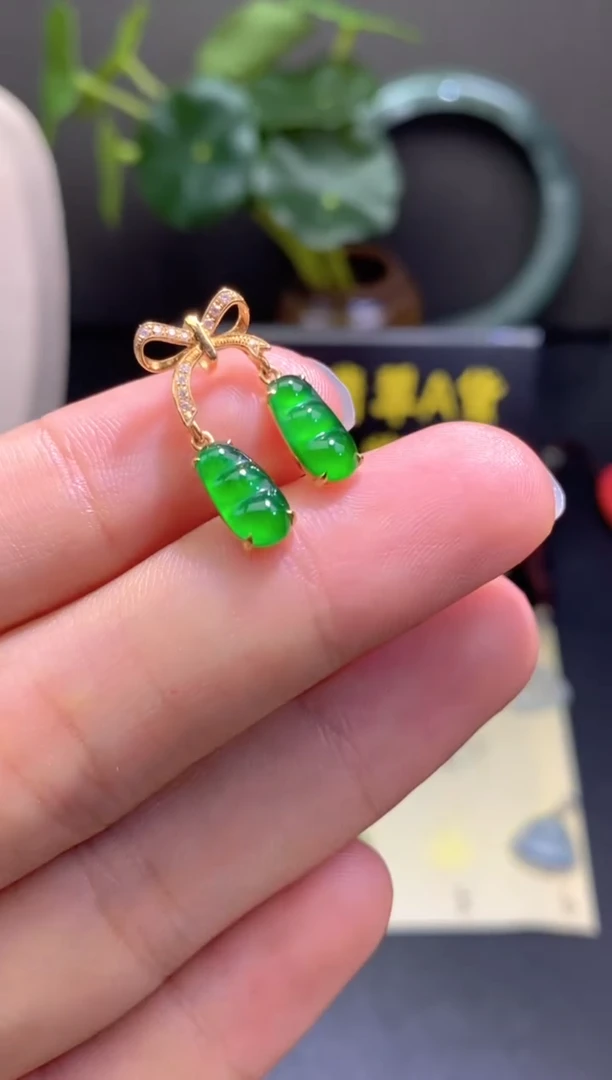 翡翠18K金镶嵌颈饰翡翠吊坠