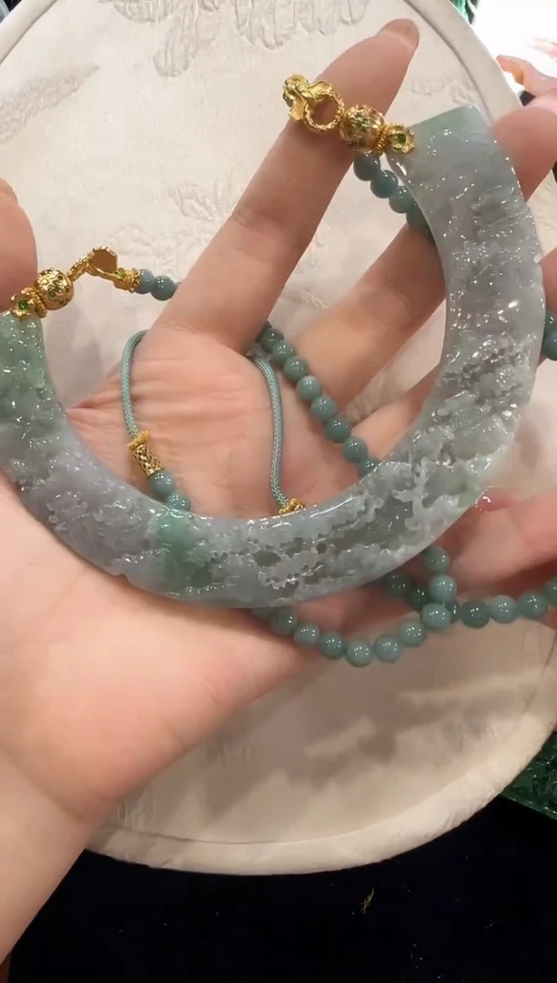 翡翠未镶嵌颈饰国风