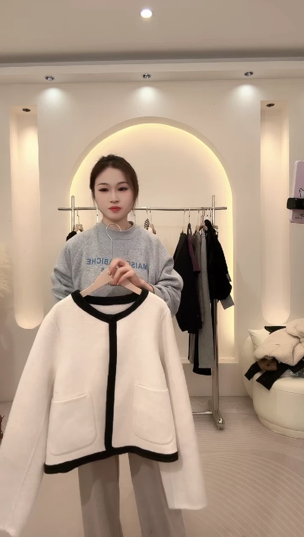 白花灰羊绒大衣一件