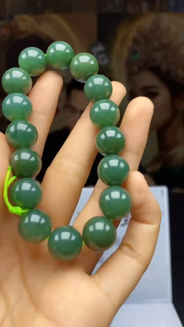 翡翠未镶嵌颈饰      *32