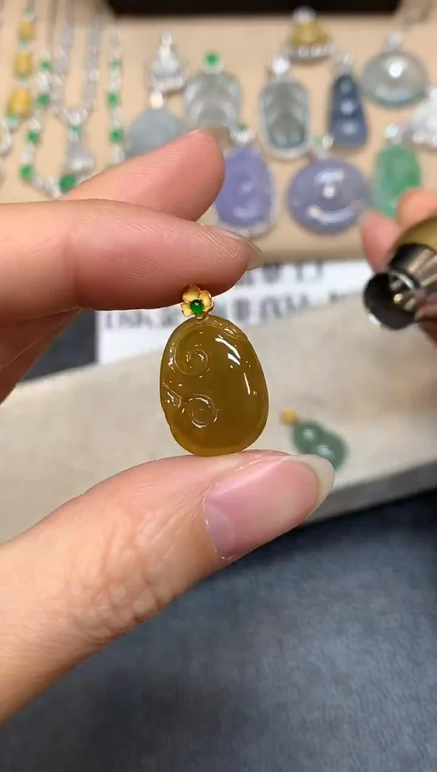 颈饰18K金镶嵌翡翠如意【无服务费