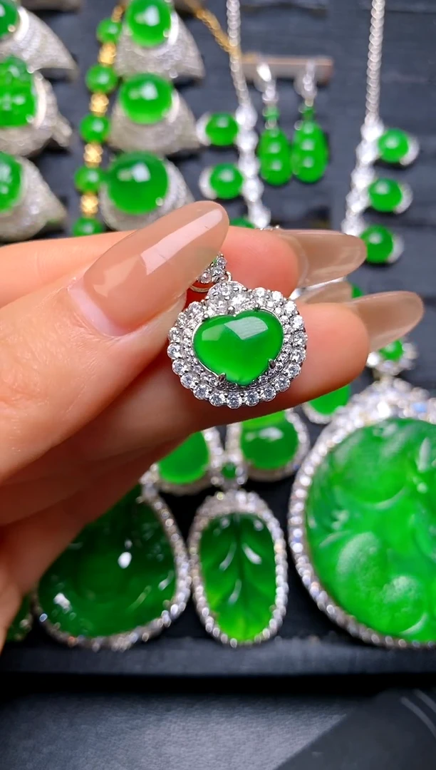 【闪购商品】翡翠吊坠(赠链)银S925镶嵌爱心吊坠