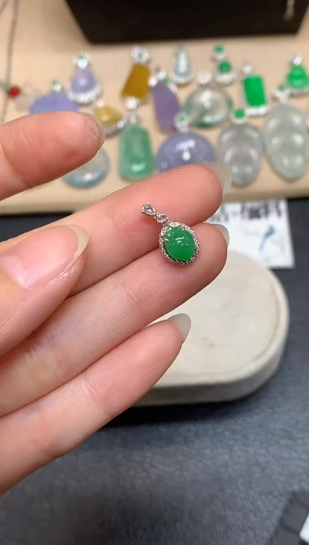 颈饰18K金镶嵌翡翠寿桃【无服务费