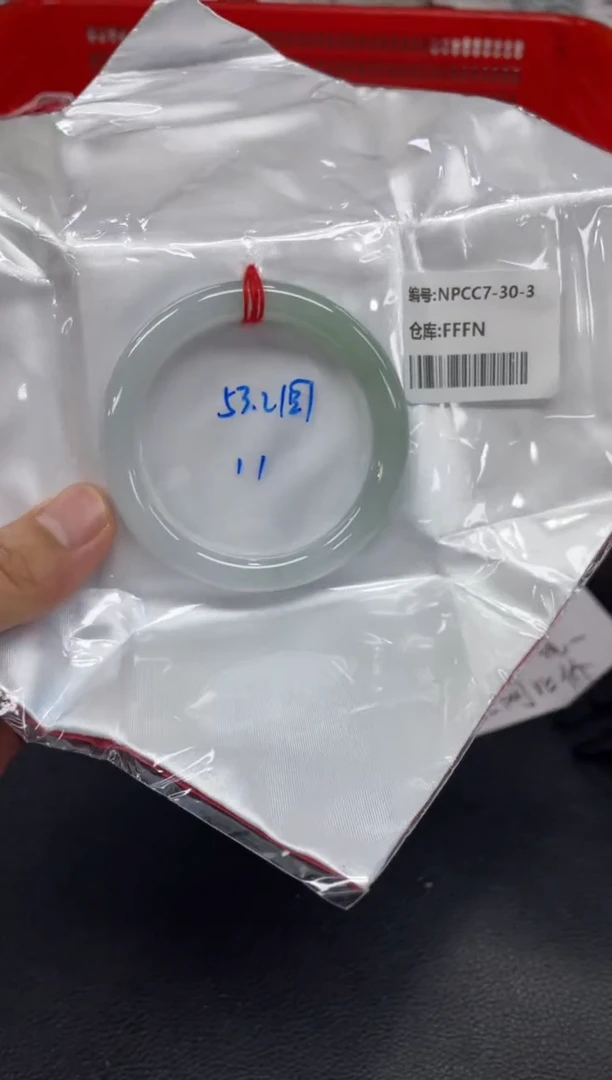 翡翠手镯未镶嵌翡翠手镯