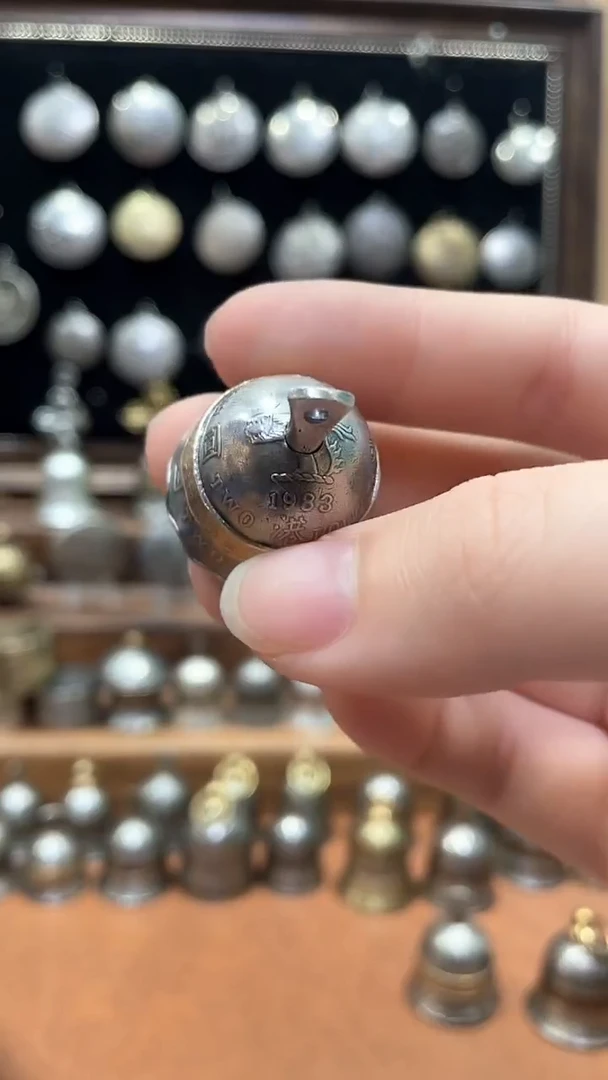 香港2元铃铛微瑕