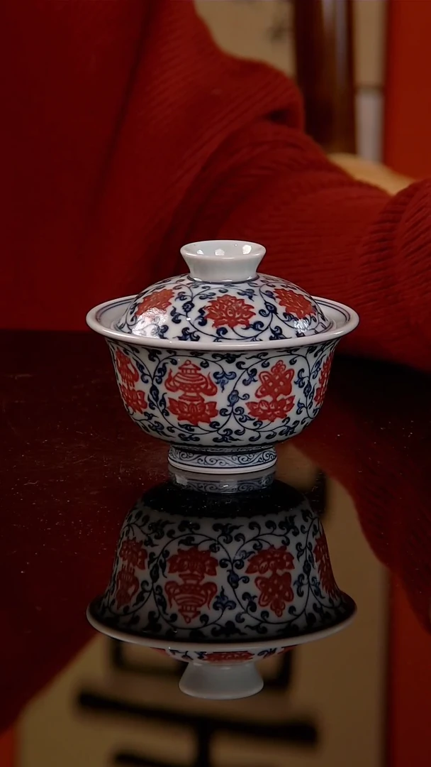 刻画堂青花釉里红缠枝莲托八宝盖碗