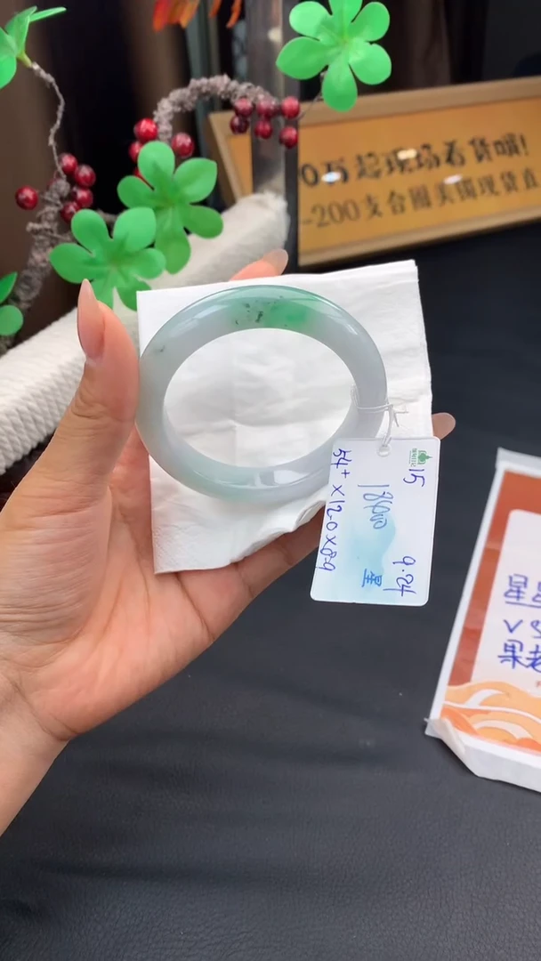 未镶嵌手镯翡翠自带#送人#，联系客服核对地址~