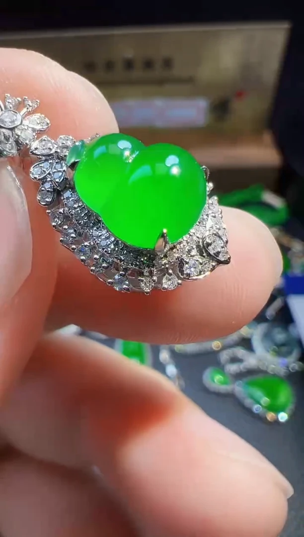 翡翠18K金镶嵌颈饰翡翠