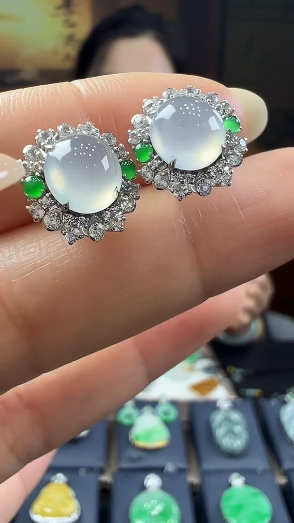 18K金镶嵌翡翠耳饰耳钉