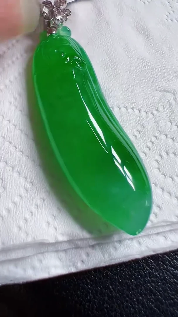 颈饰18K金镶嵌翡翠瓜