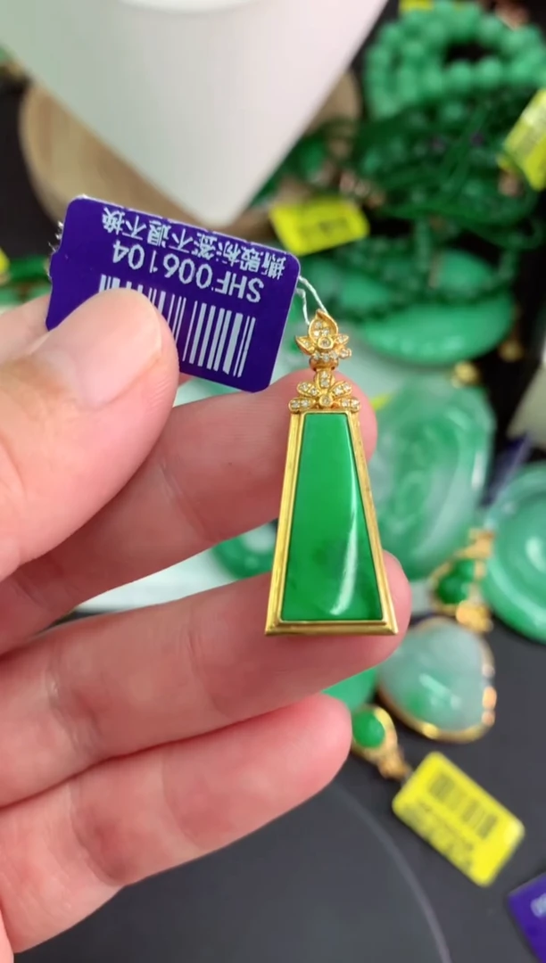 颈饰18K金镶嵌翡翠挂件