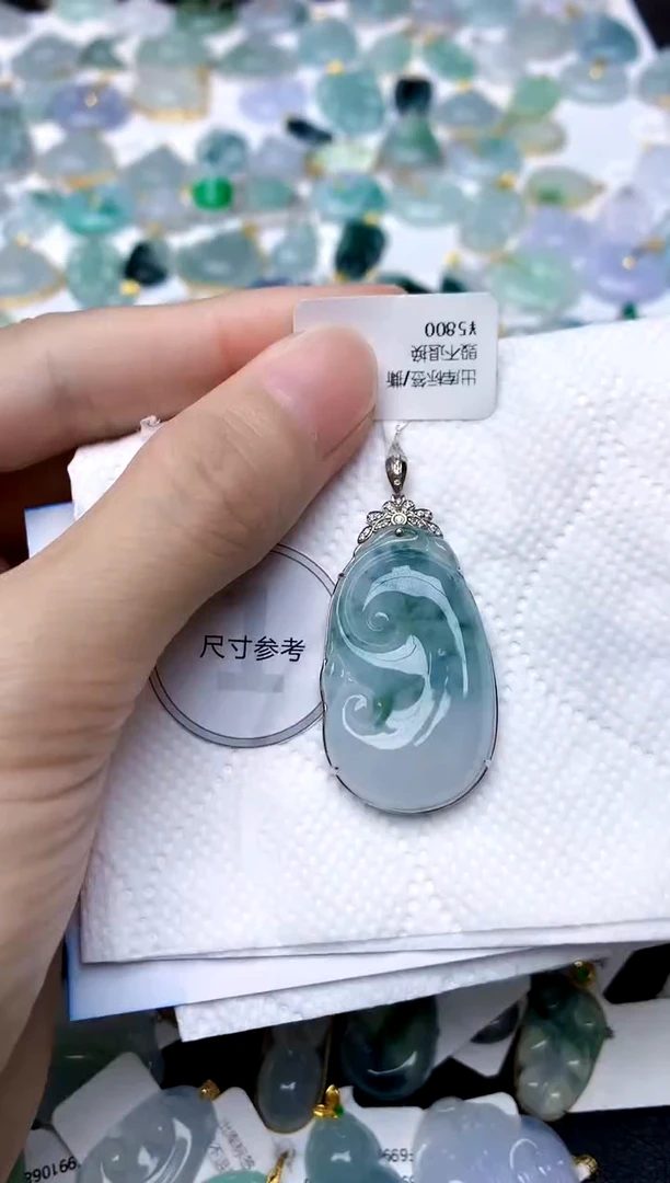 颈饰18K金镶嵌翡翠天然A货翡翠