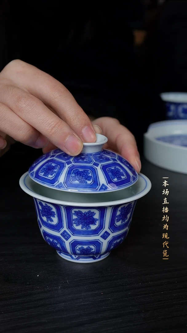 宁封窑青花花卉盖碗