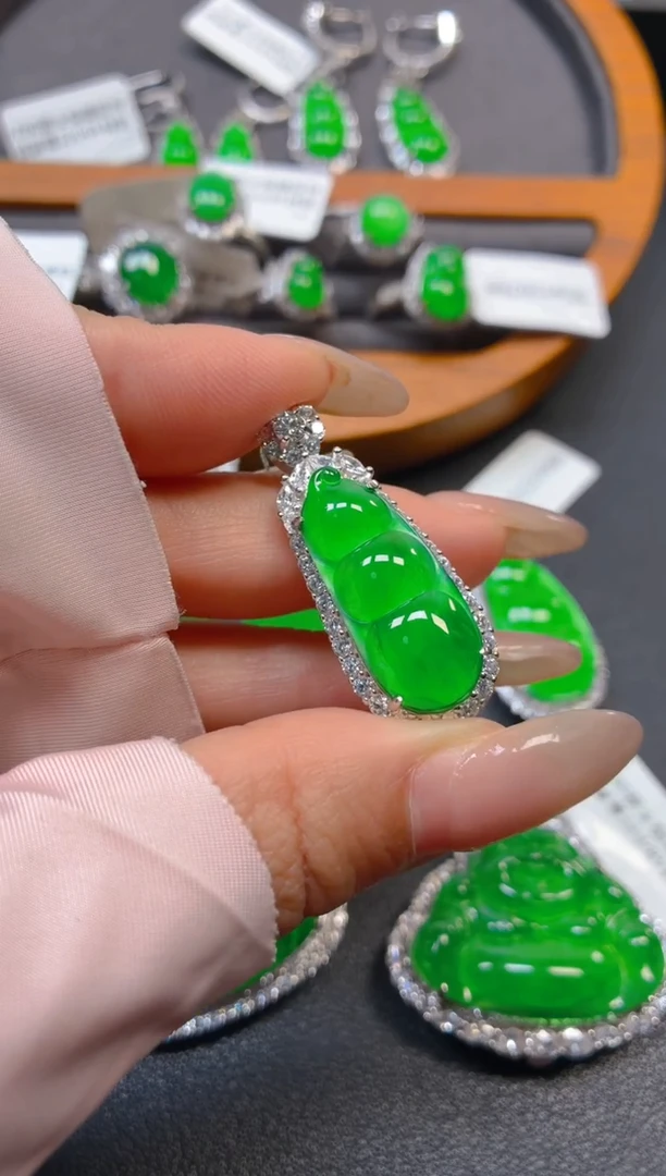 银S925镶嵌翡翠耳饰1