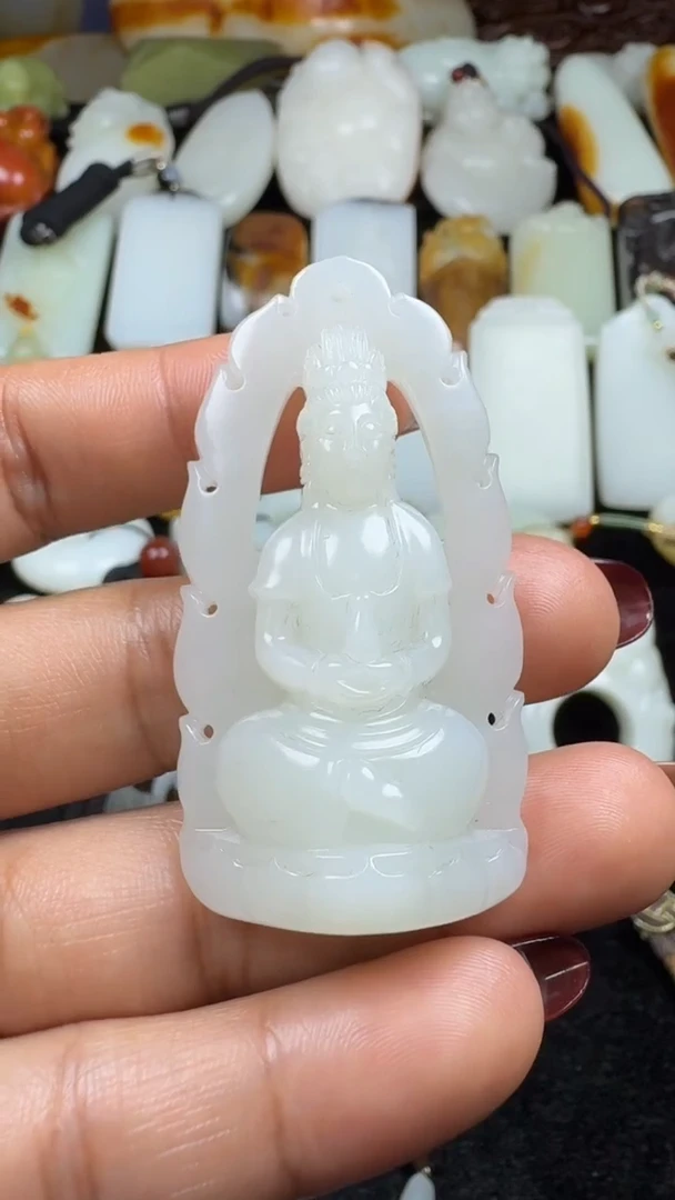 颈饰未镶嵌和田玉（糖玉）观音吊坠
