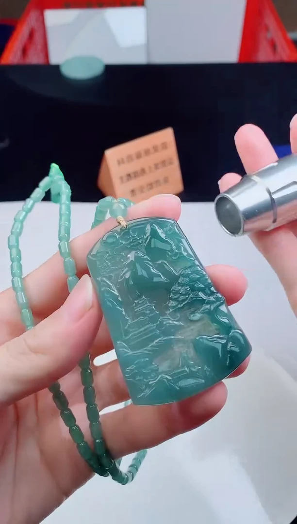 颈饰未镶嵌翡翠  `