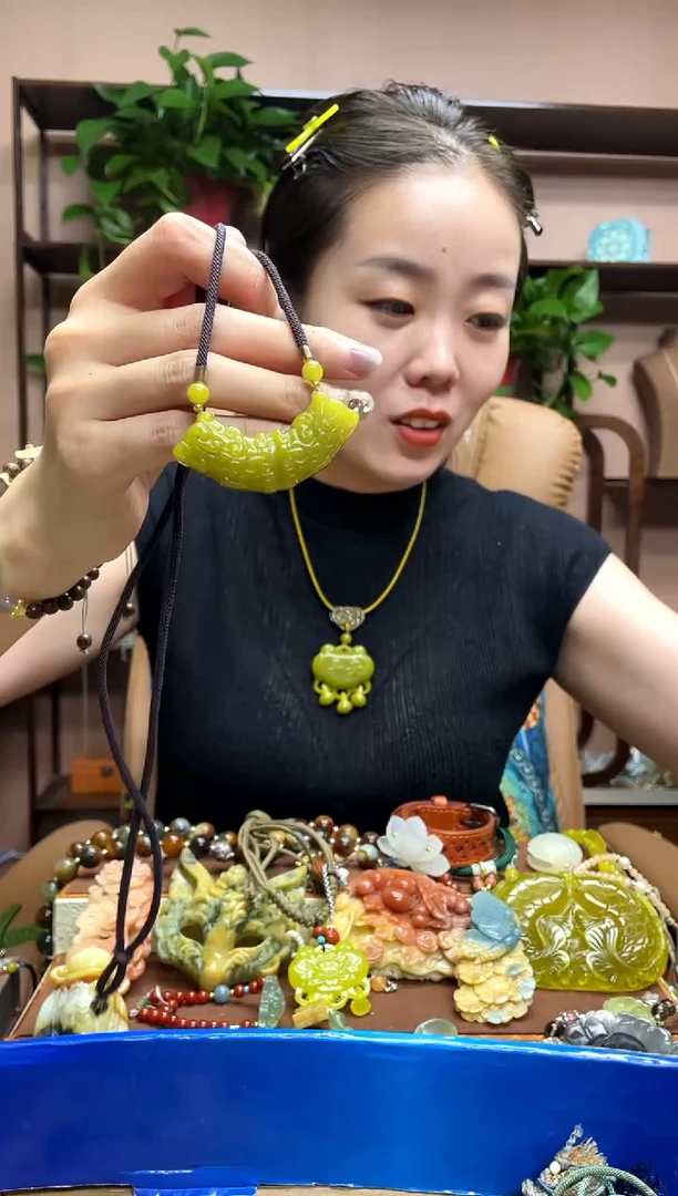 未镶嵌岫玉吊坠多样性发货发其中之一
