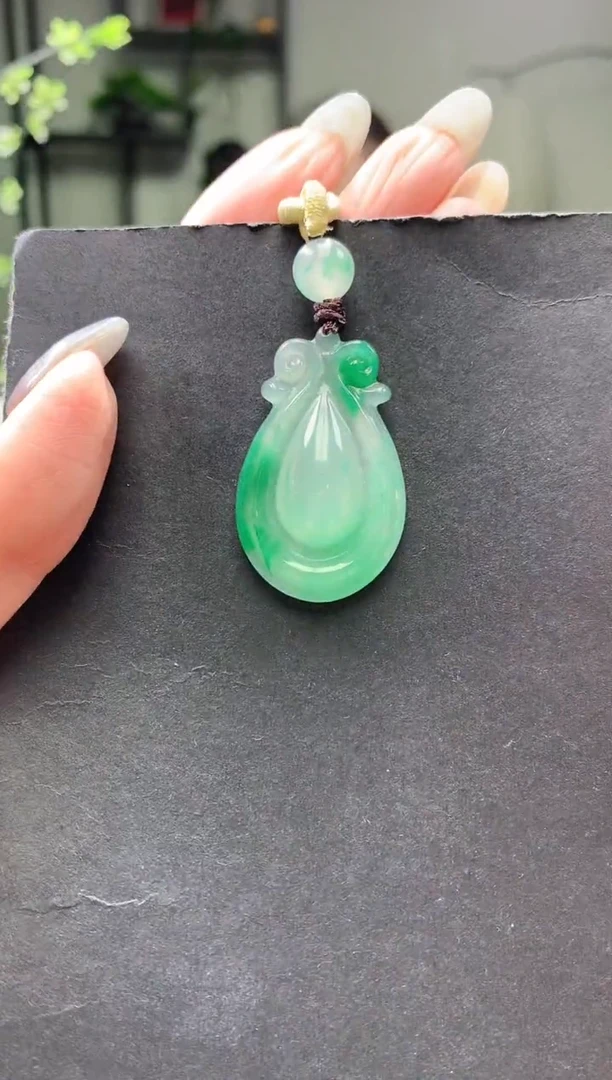 颈饰未镶嵌石英质玉水滴
