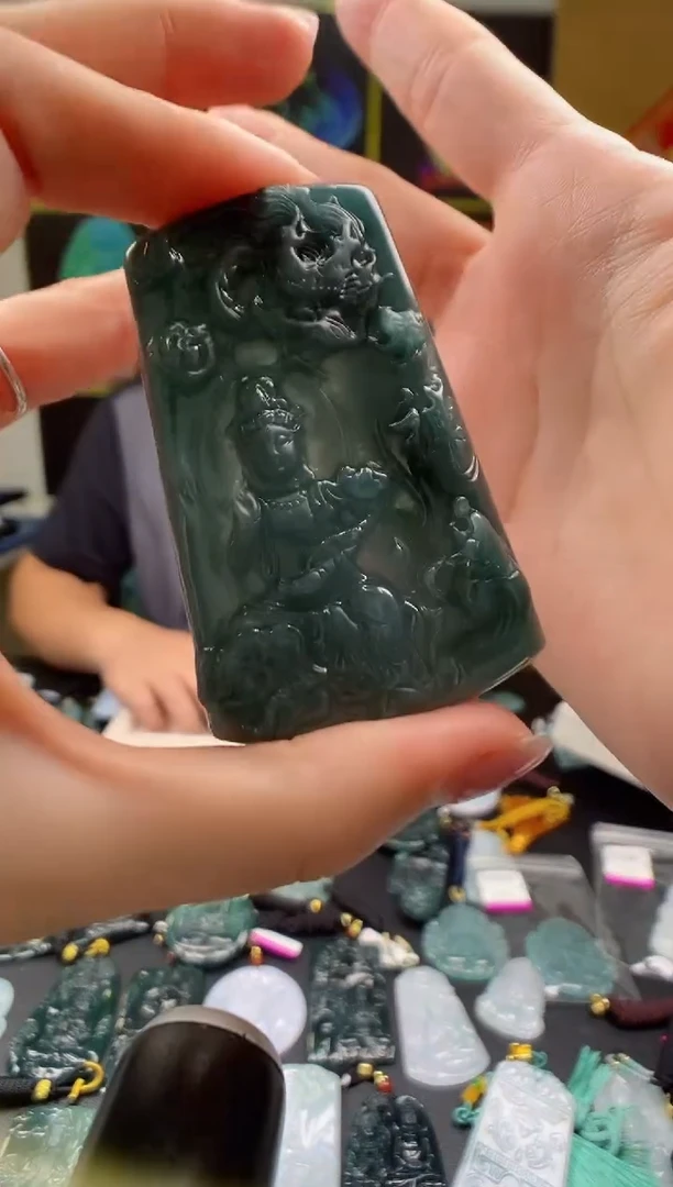 翡翠未镶嵌颈饰多样性发其一