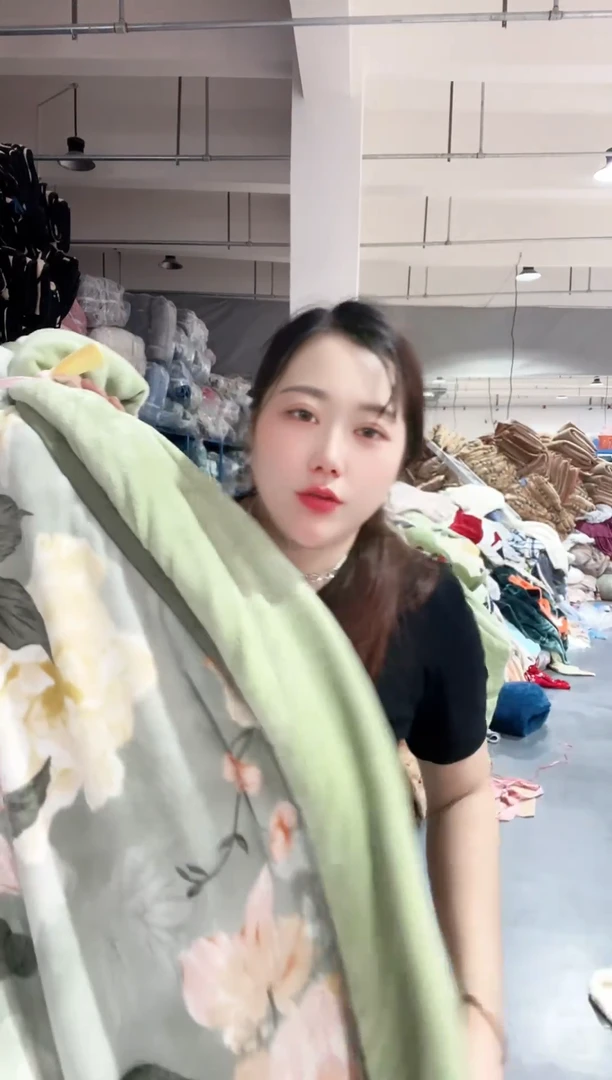 牛奶绒主播手上展示的产品1.5