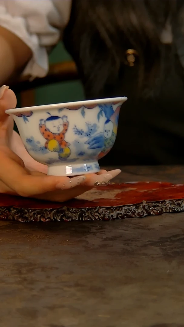 青花手绘童子压手杯